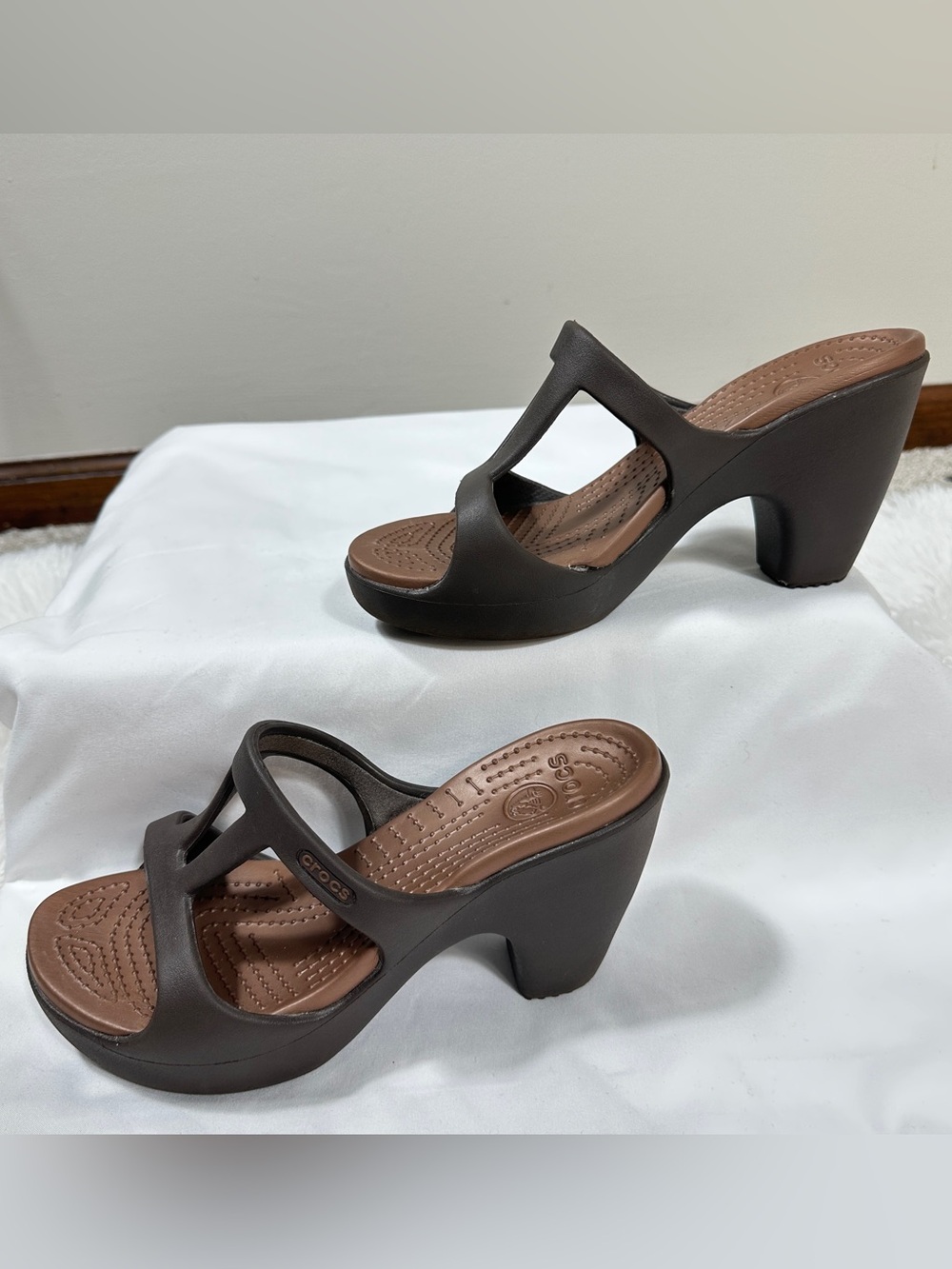 Crocs Sandals Cyprus II Womens Size 6 Brown Chunky Heels Slip-On Comfort Shoes - Picture 3 of 11